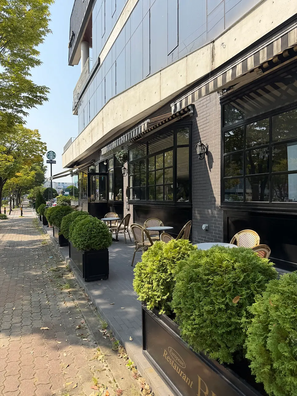 유럽풍 인테리어가 이어지는 홀 전경