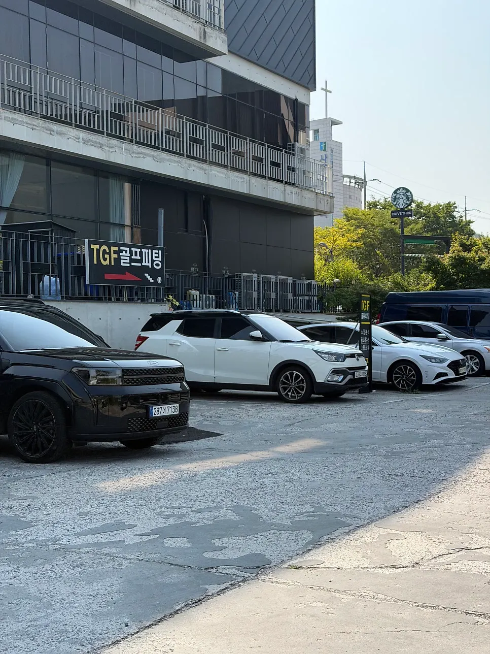 매장 뒤편 전용 주차장 주변 모습