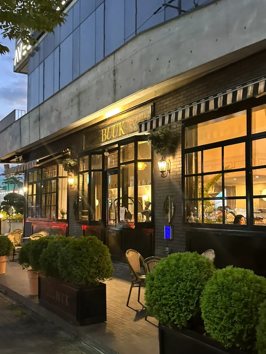 Bueokgan Sangmu Branch exterior and parking information
