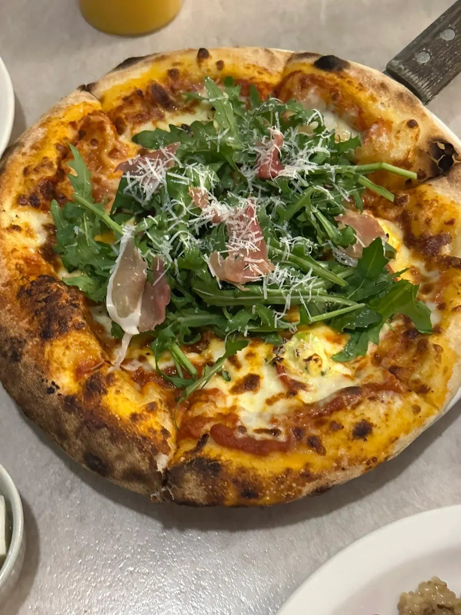 Arugula prosciutto pizza