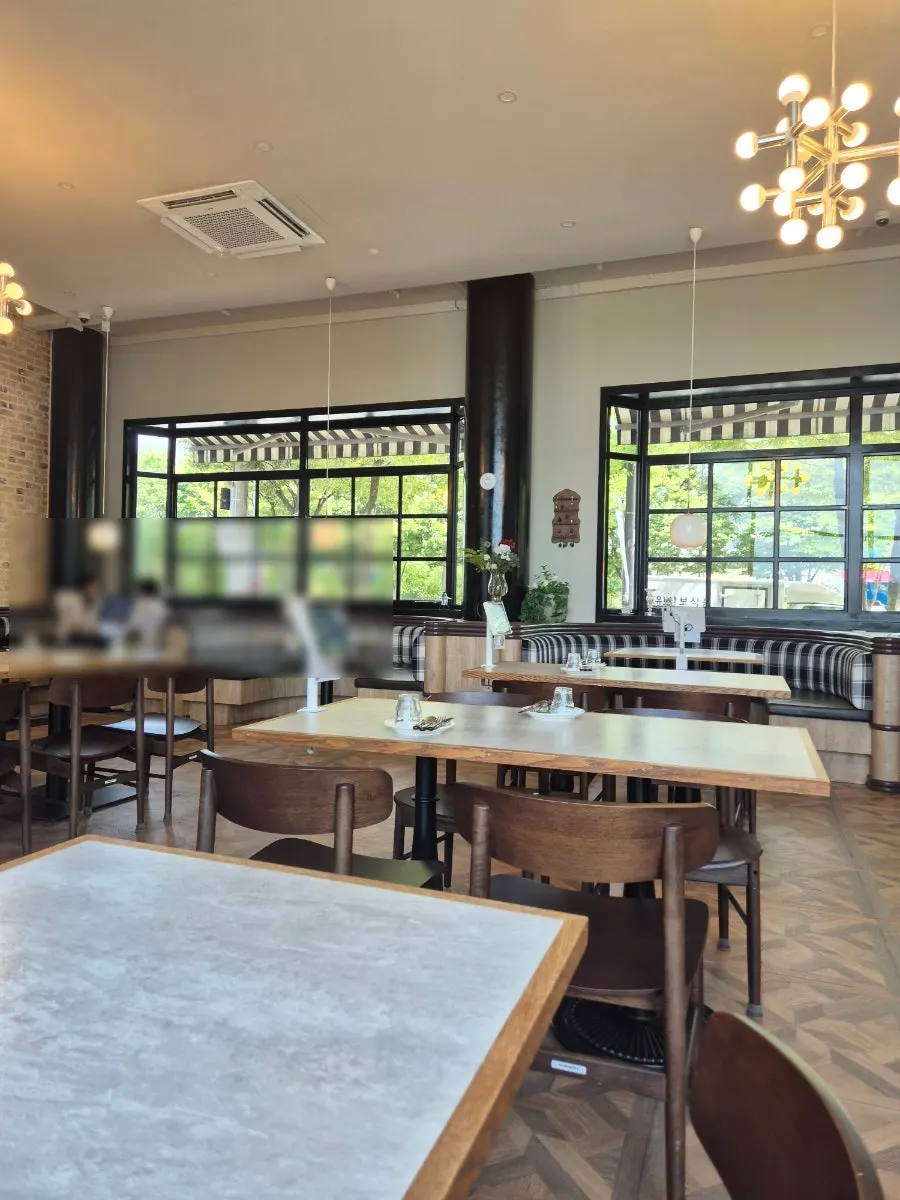 Tables and sofas at Bueokgan Sangmu Branch