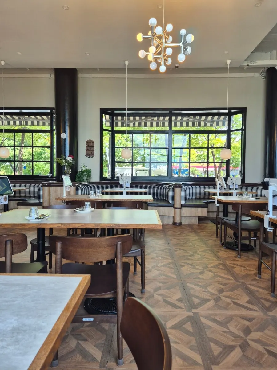 Lighting and interior atmosphere at Bueokgan Sangmu Branch