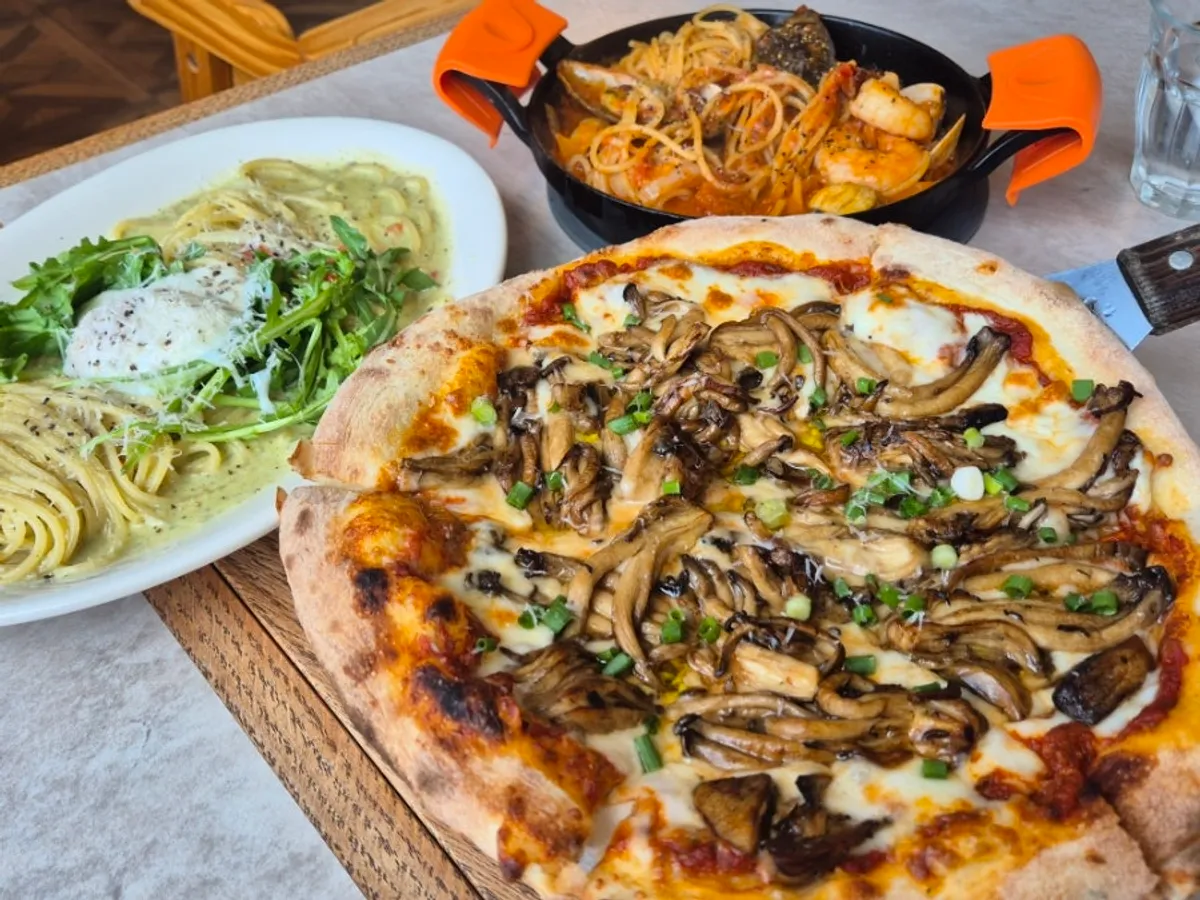 Combination of ordered pasta and pizza dishes