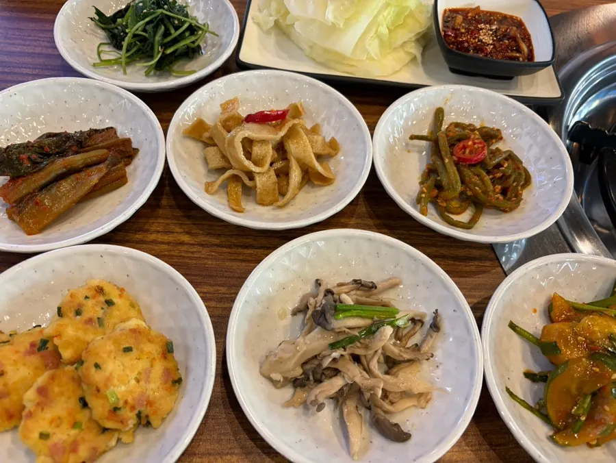 Spacious dining hall at Galchi Hanpan busy with lunch customers