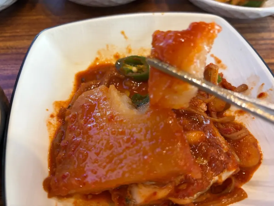 A spoonful of flaked hairtail flesh piled on rice