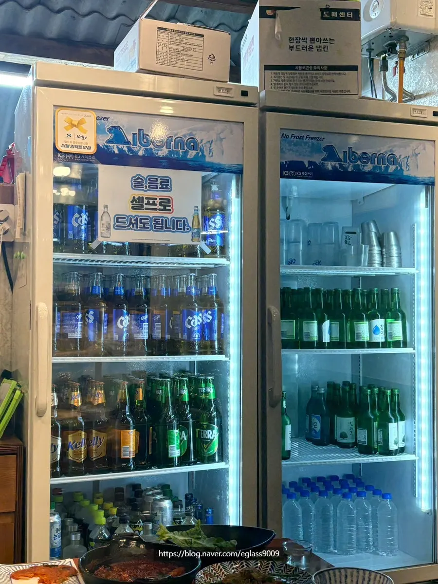 술과 함께 놓인 저녁 상차림