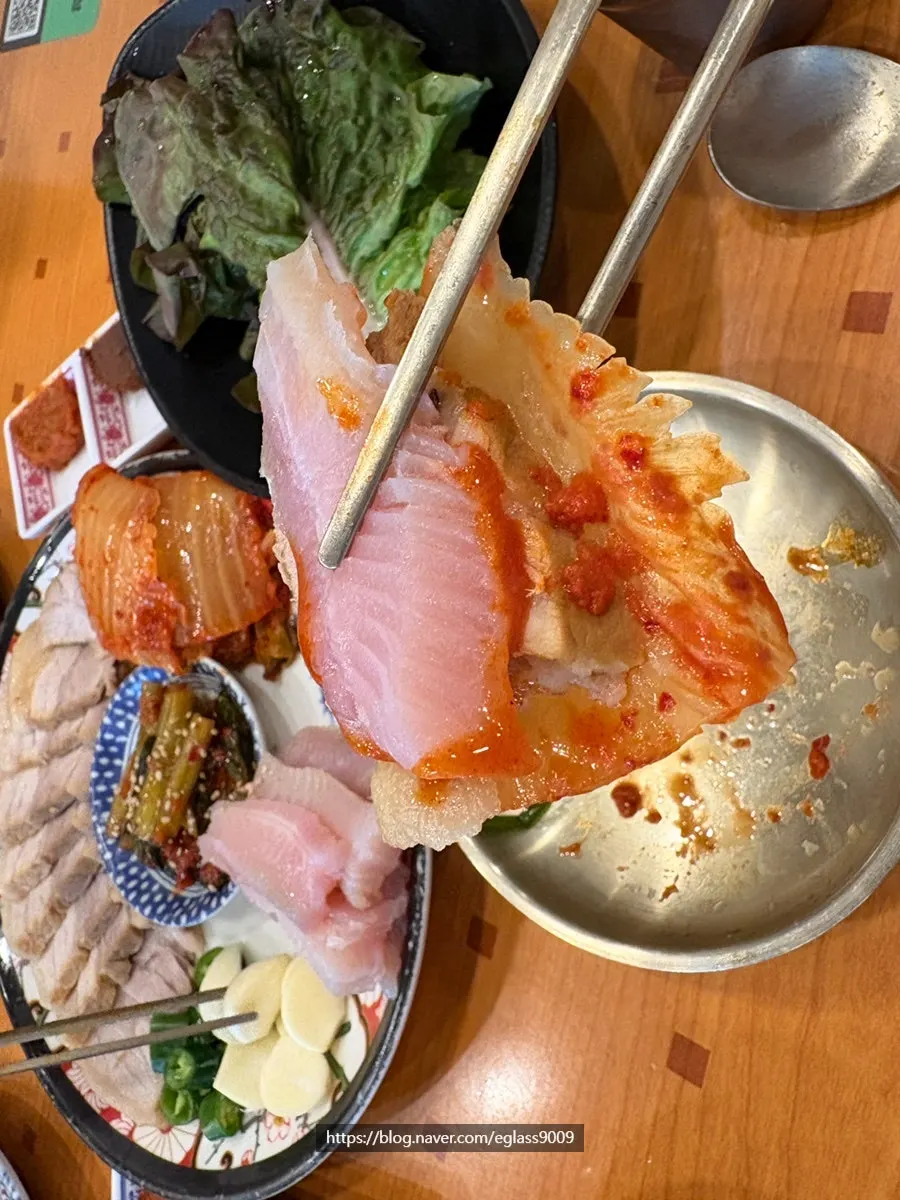 삼합 한 쌈 싸는 모습