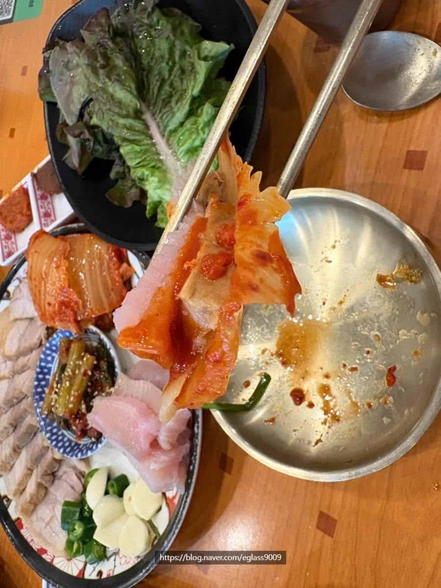 삼합보쌈과 반찬이 놓인 상