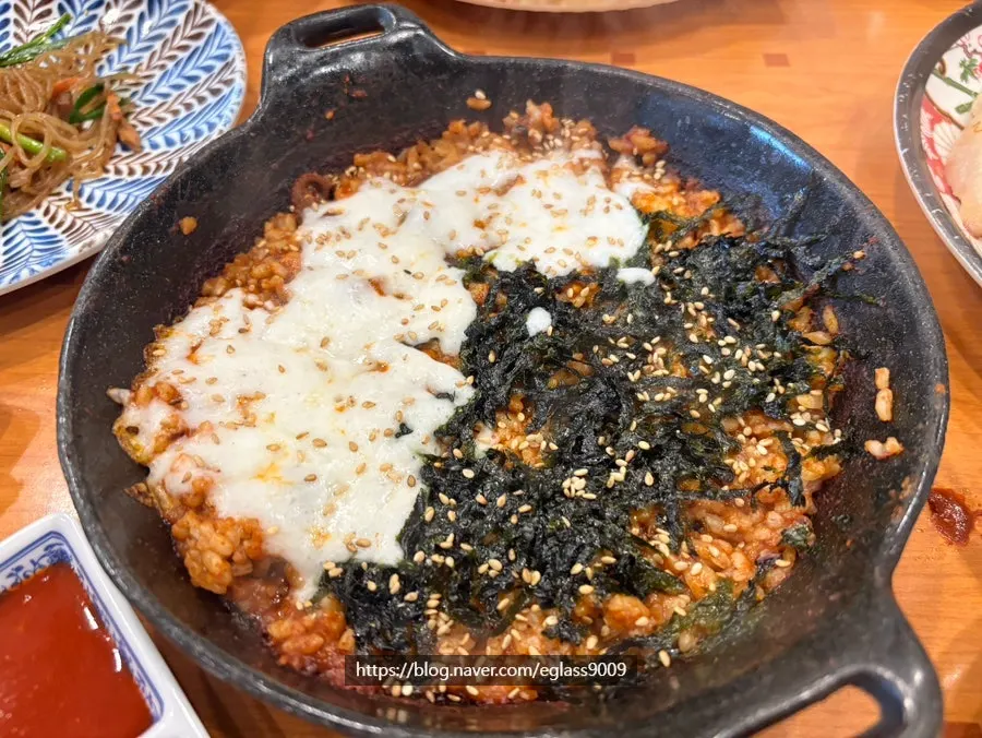 치즈 듬뿍 올린 치즈볶음밥