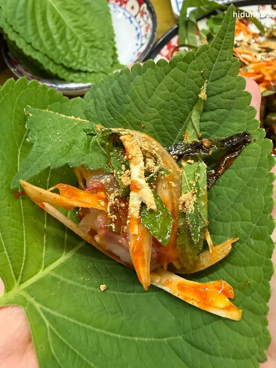 콩가루 뿌린 막회와 깻잎