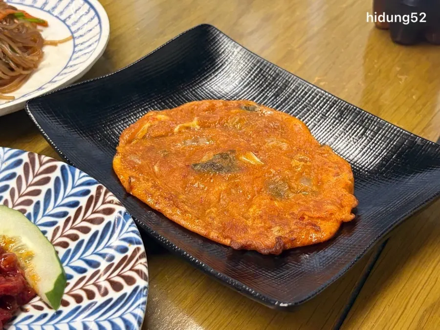 잡채와 김치전 등 반찬 접시