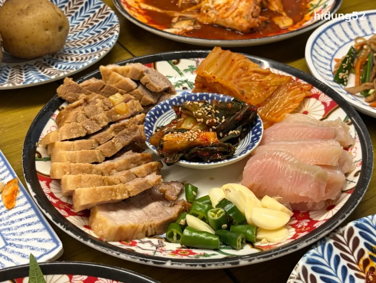 푸짐하게 차려진 홍어삼합 한 접시