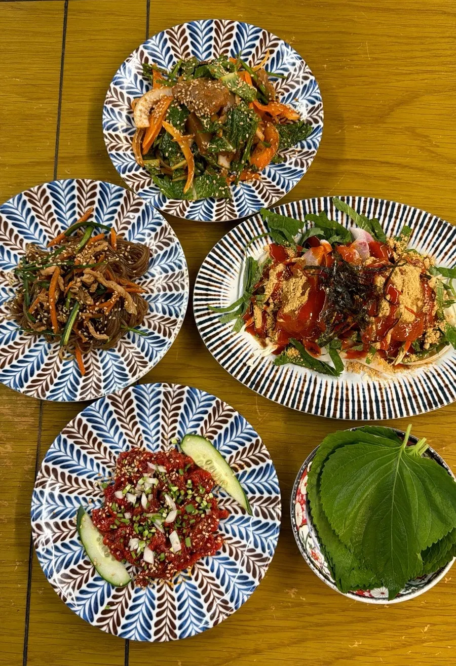 Sesame-topped yukhoe and side dishes