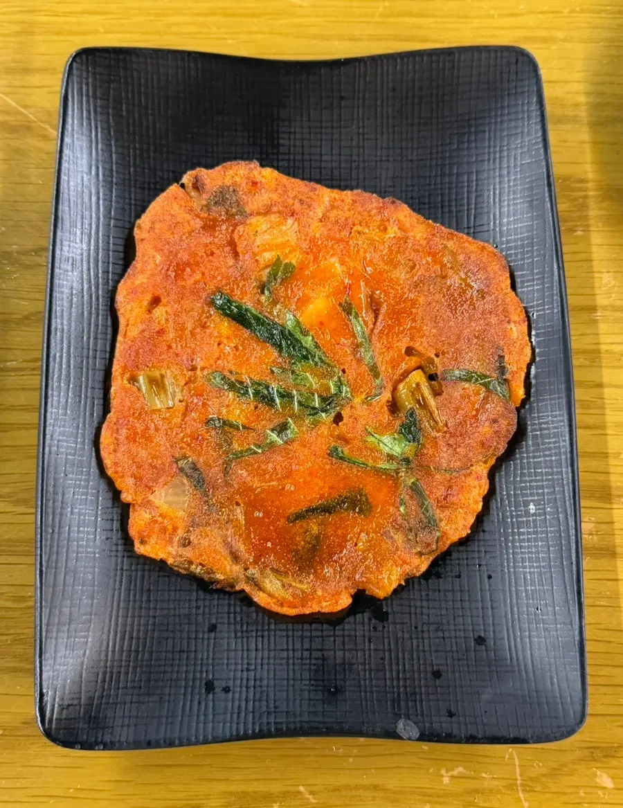 Makhoe served with perilla leaves