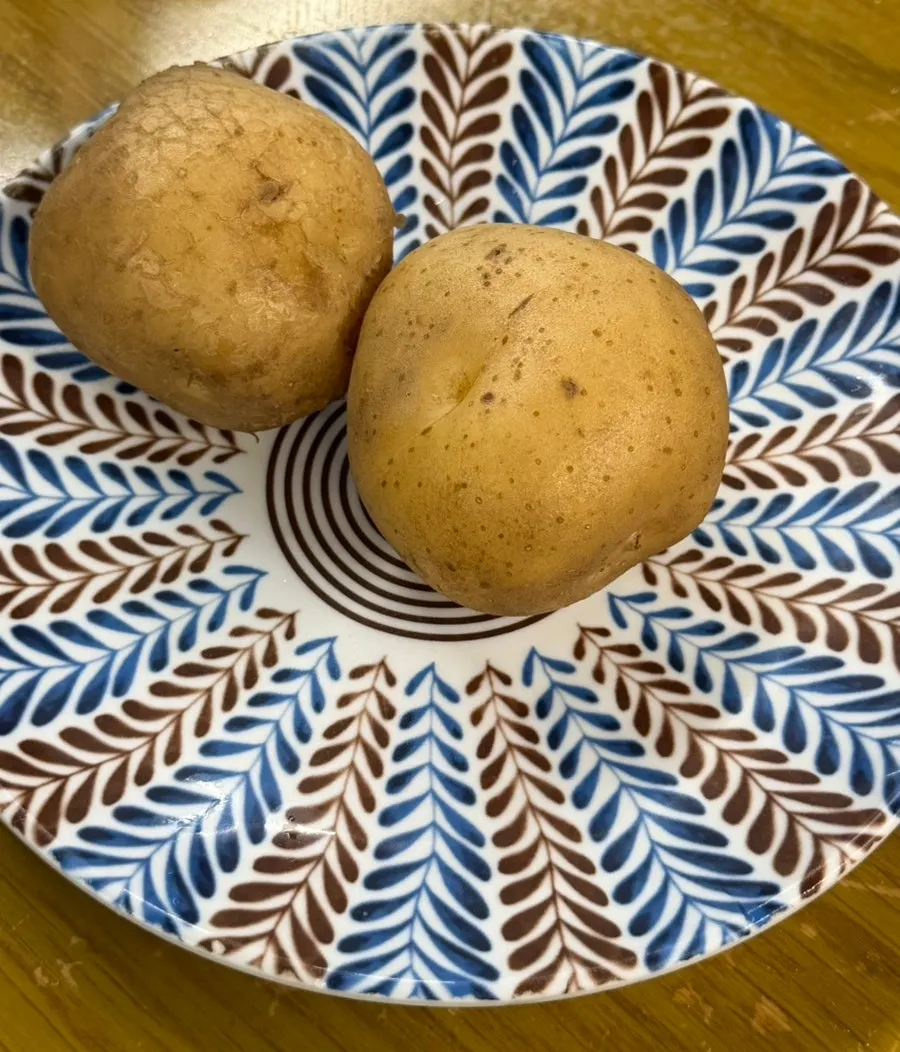 Makhoe with perilla leaf accompaniments