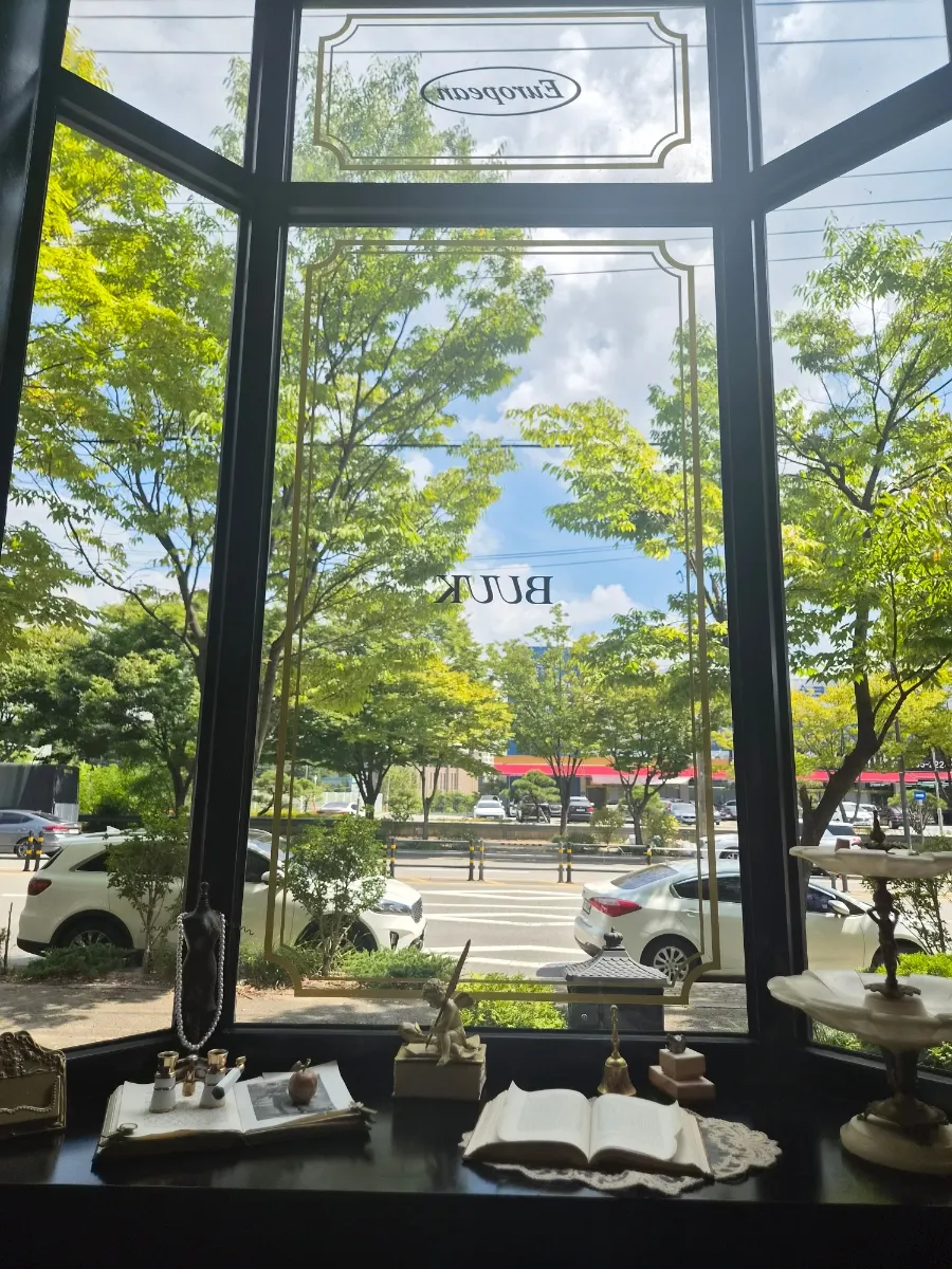 Interior of Bueokgan Sangmu Branch with diners