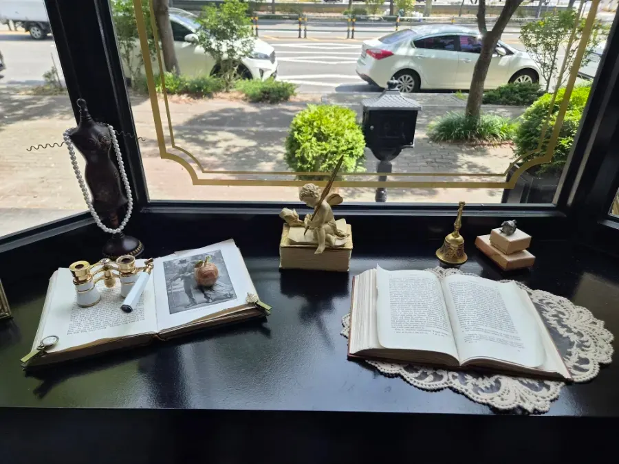 Restaurant space decorated with objects by the window
