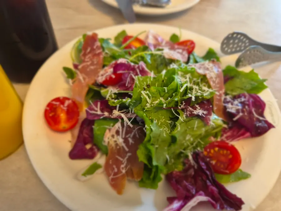 Salad with jamón and dressing