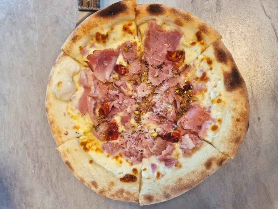 Jambon pizza ordered as part of the couple set