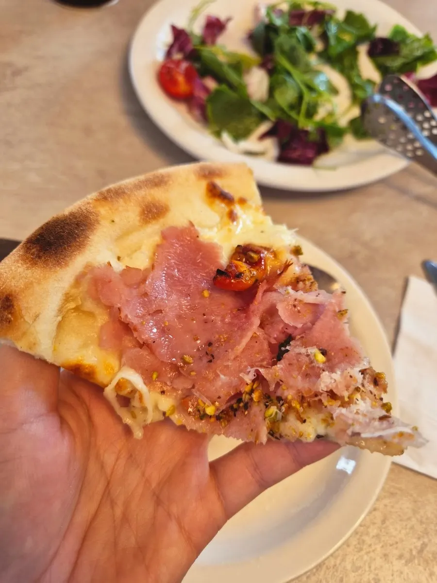 Pizza topped with jambon and cheese
