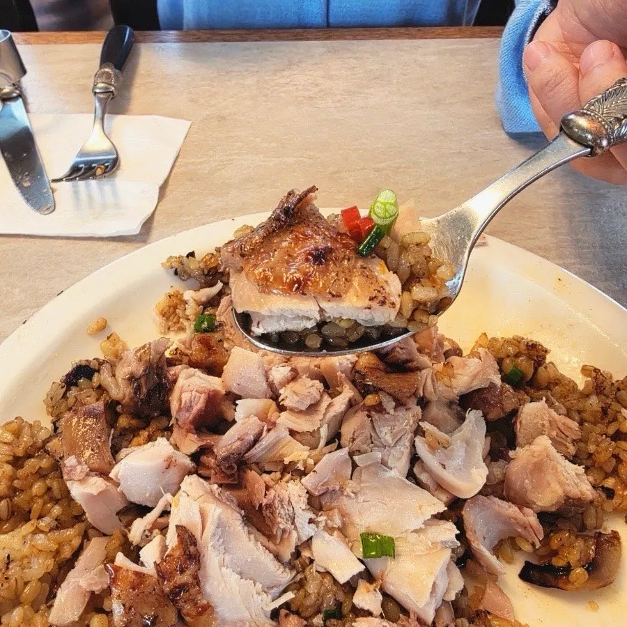 Kung pao chicken pilaf topped with chicken thigh meat