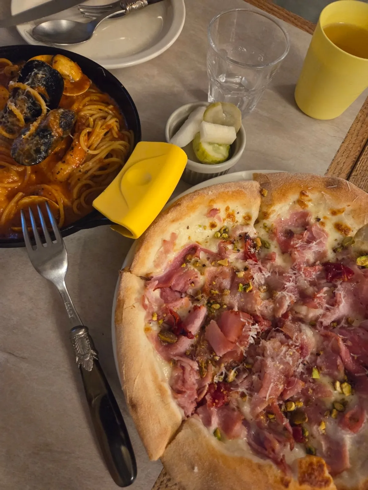 Seafood tomato pasta, pilaf, and jambon pizza