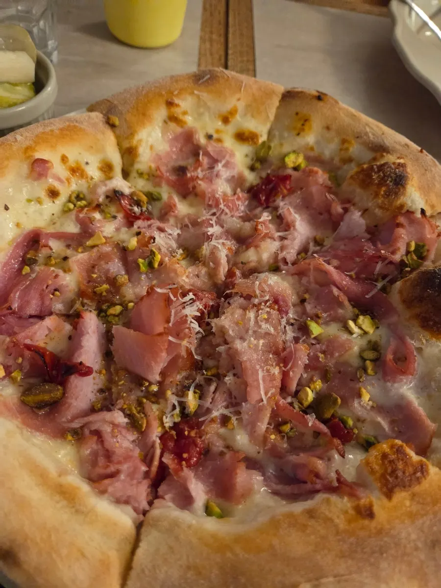 Ordered jambon pizza and Italian-style dishes