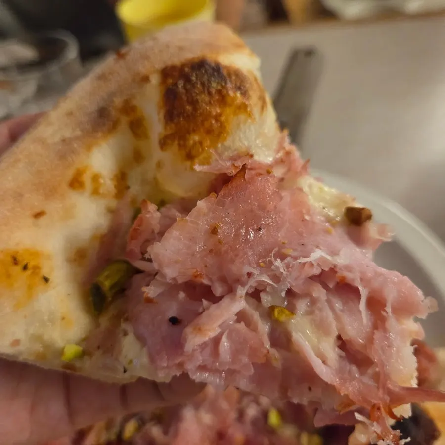 Jambon pizza with a chewy crust