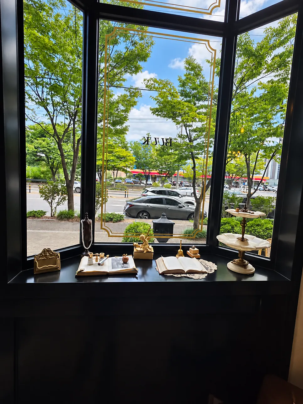 Window area with classic props