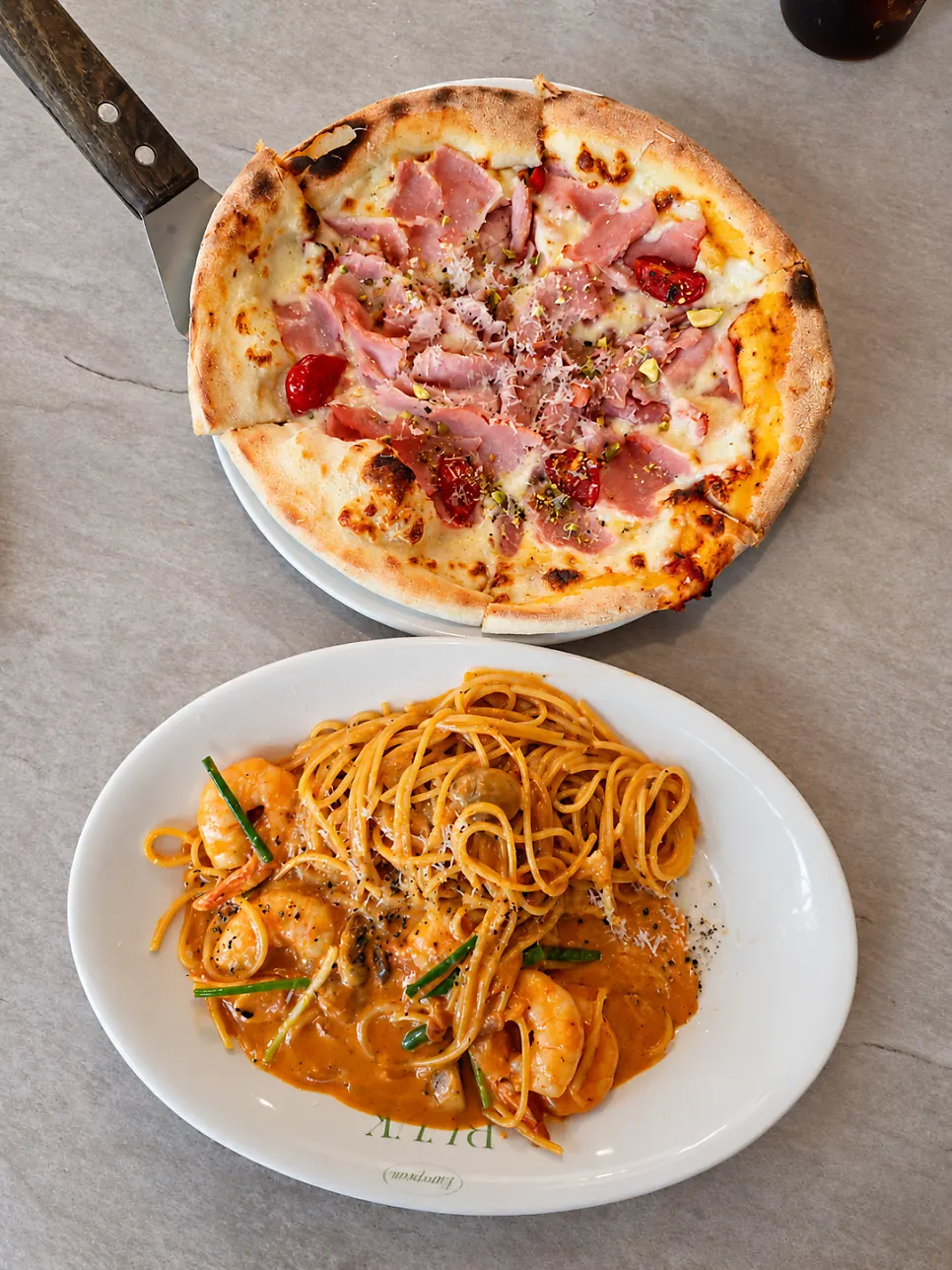 Jambon pizza and shrimp rosé pasta spread