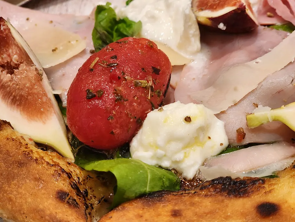 Close-up of fig fresco pizza with jambon and rocket