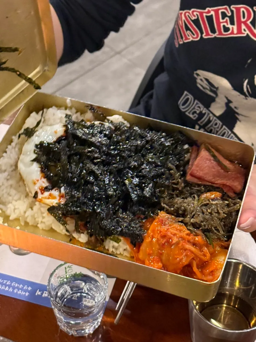 Table setting and side dishes at Gogit-ri 88beonji