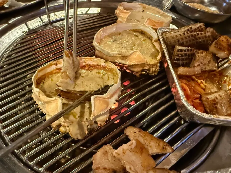 Crab tomalley simmering down on the grill