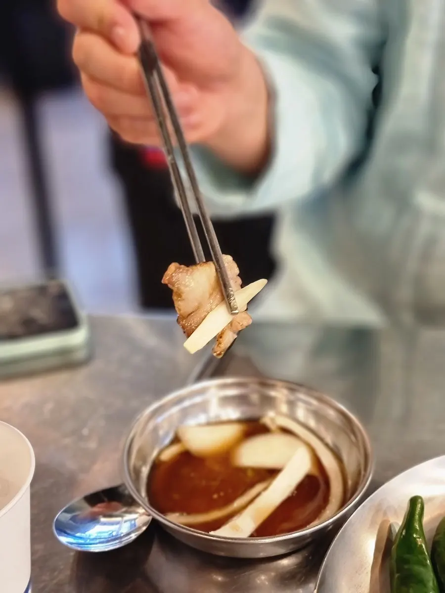 Charcoal-grilled pork eaten with wrap vegetables