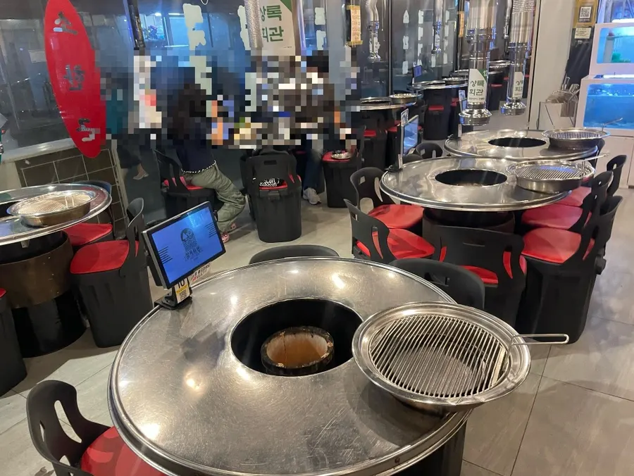 Interior of Sangnok Hoegwan Goseong Branch with many tables