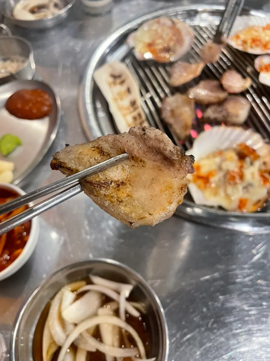 Samgyeop baebatji-sal eaten together with radish salad