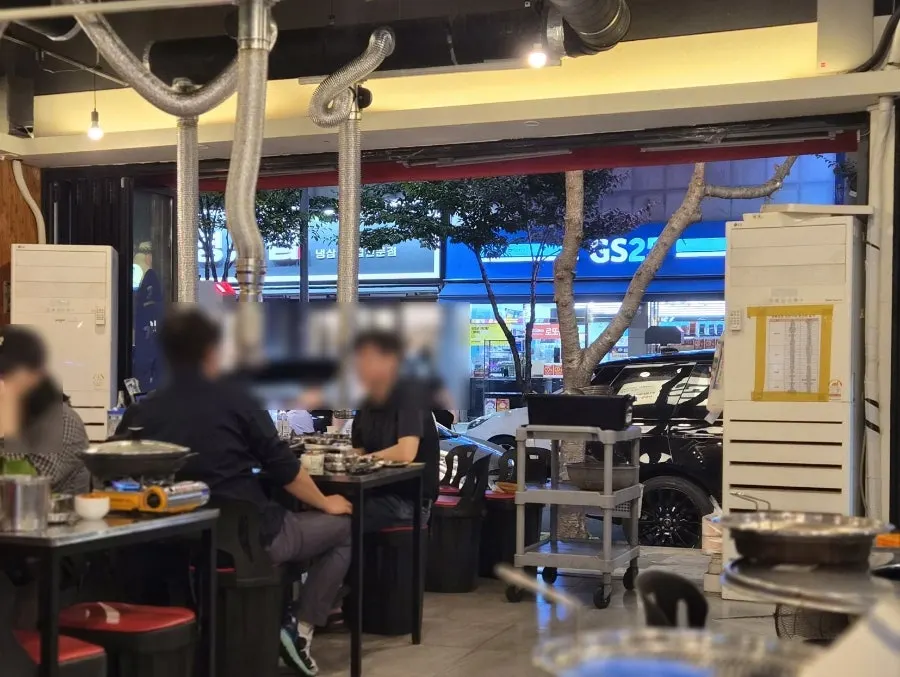 Spacious interior of Sangnok Hoegwan Goseong Branch with wide tables