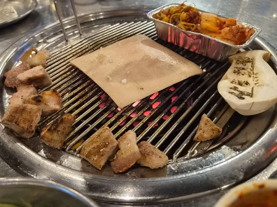 Perilla leaf wrap with grilled meat and vegetables