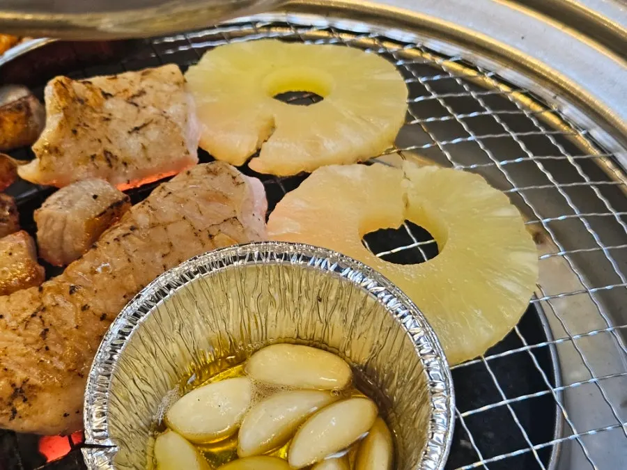 Plate combining naengmyeon and pork intestine