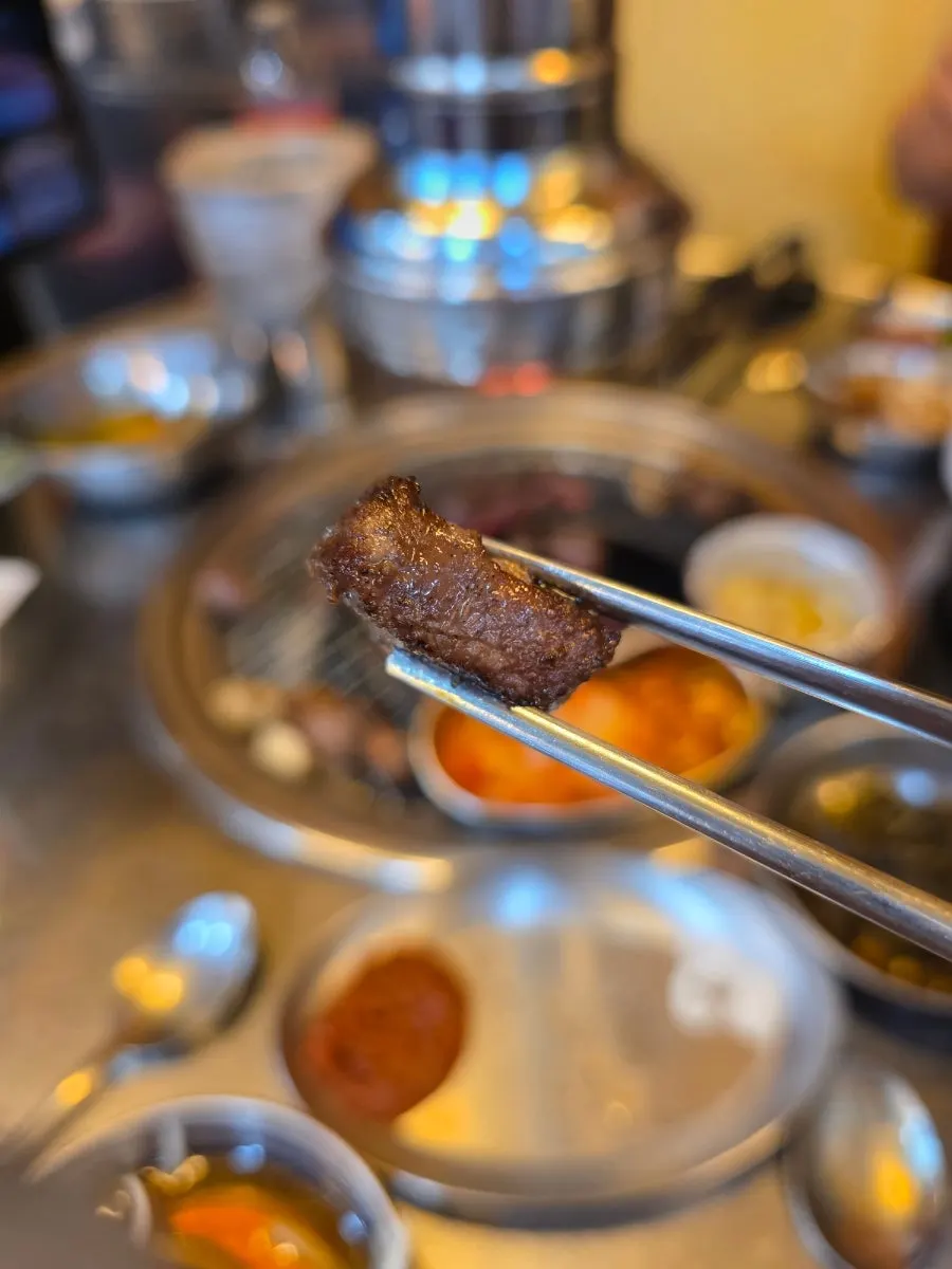 Charcoal-grilled samgyeopsal wrapped in lettuce