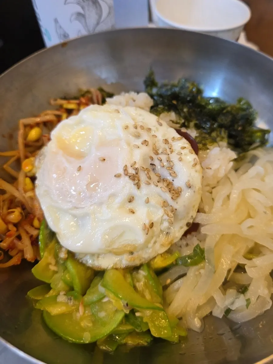 3,900 won bibimbap topped with seasoned vegetables and egg
