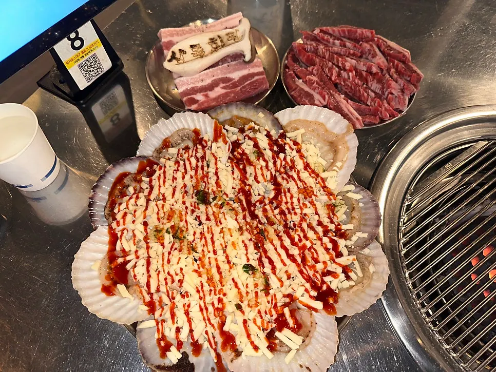 Basic side dishes including kimchi and bean sprouts