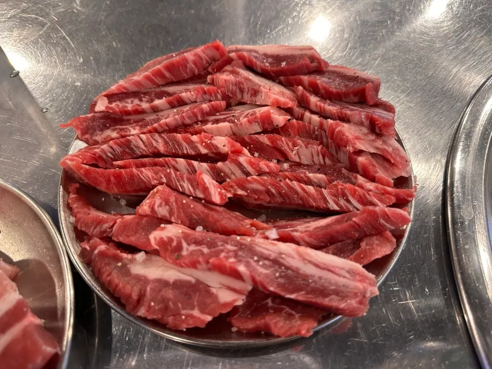 Beef skirt meat served on a plate