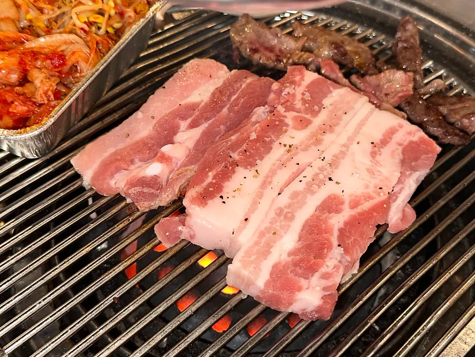 King oyster mushrooms branded with the Sangnok Hoegwan name alongside pork belly