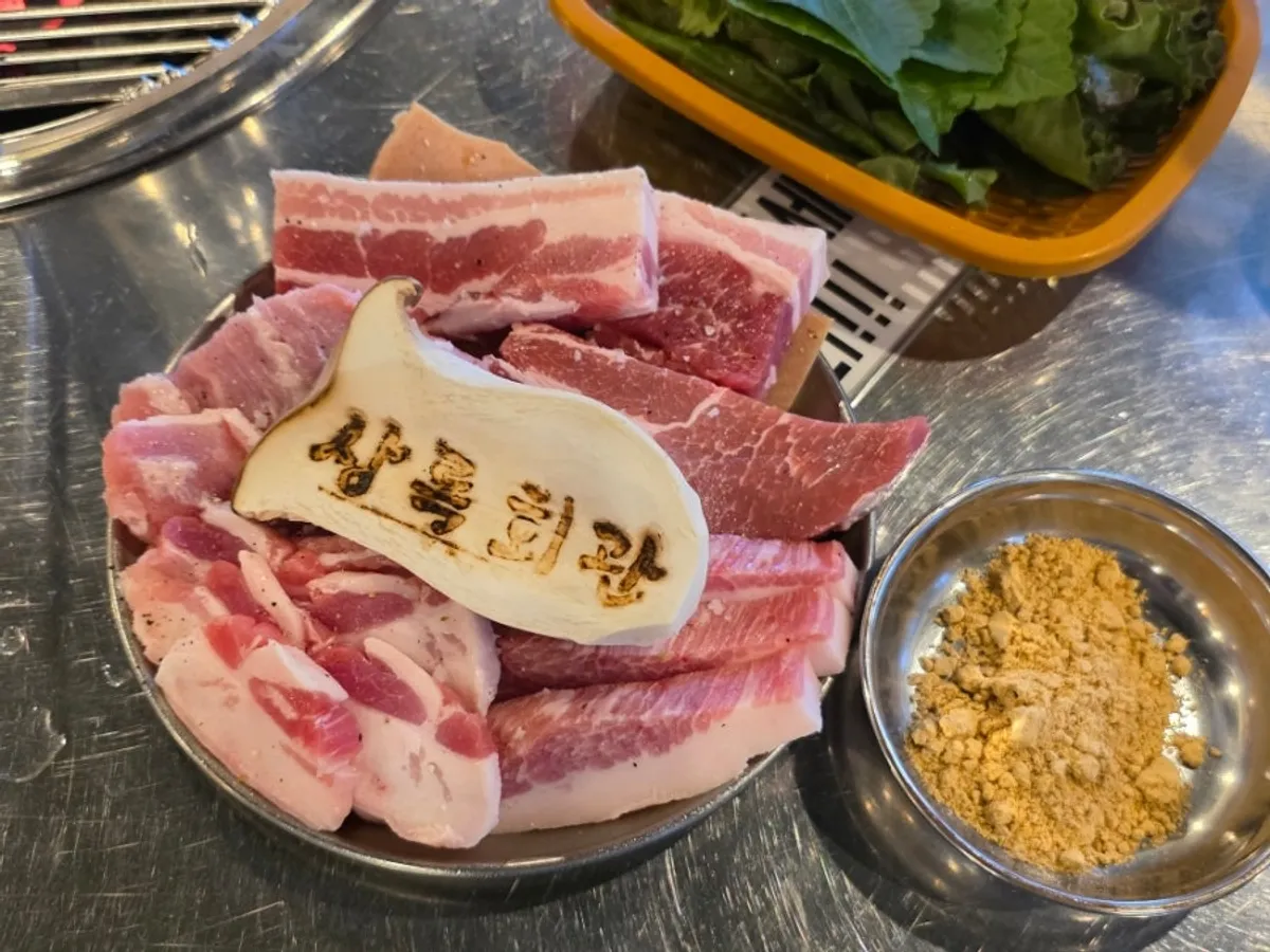 Charcoal-grilled samgyeopsal, the signature dish at Sangnok Hoegwan Yeontan Gui Goseong Branch