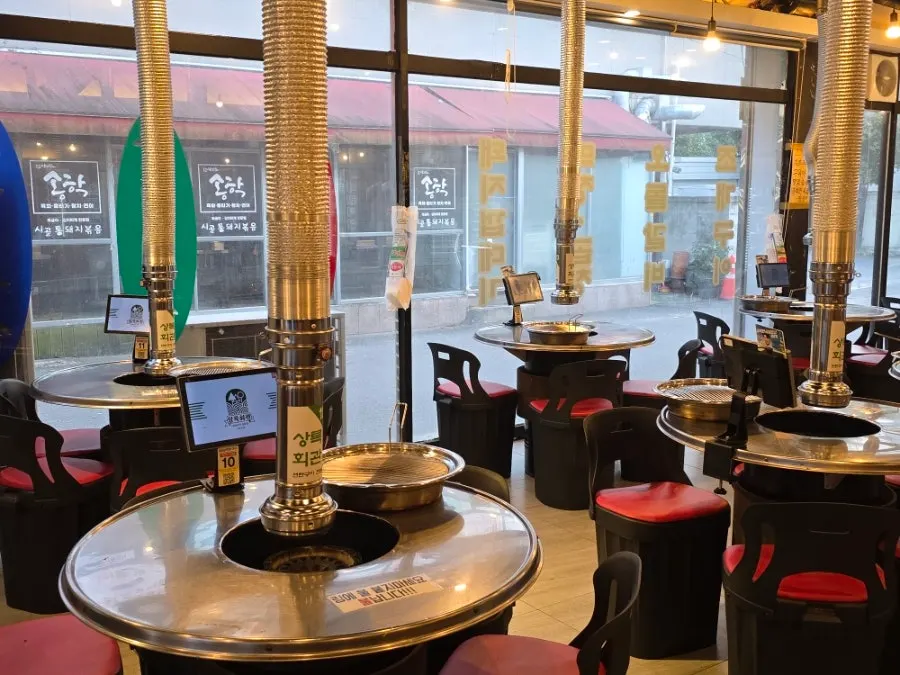 Spacious interior of Sangnok Hoegwan with many tables