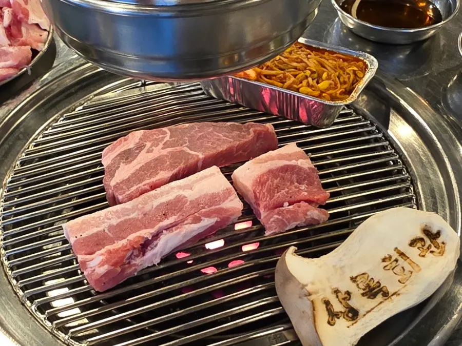 Plate of six different pork cuts from the pork-by-the-geun set