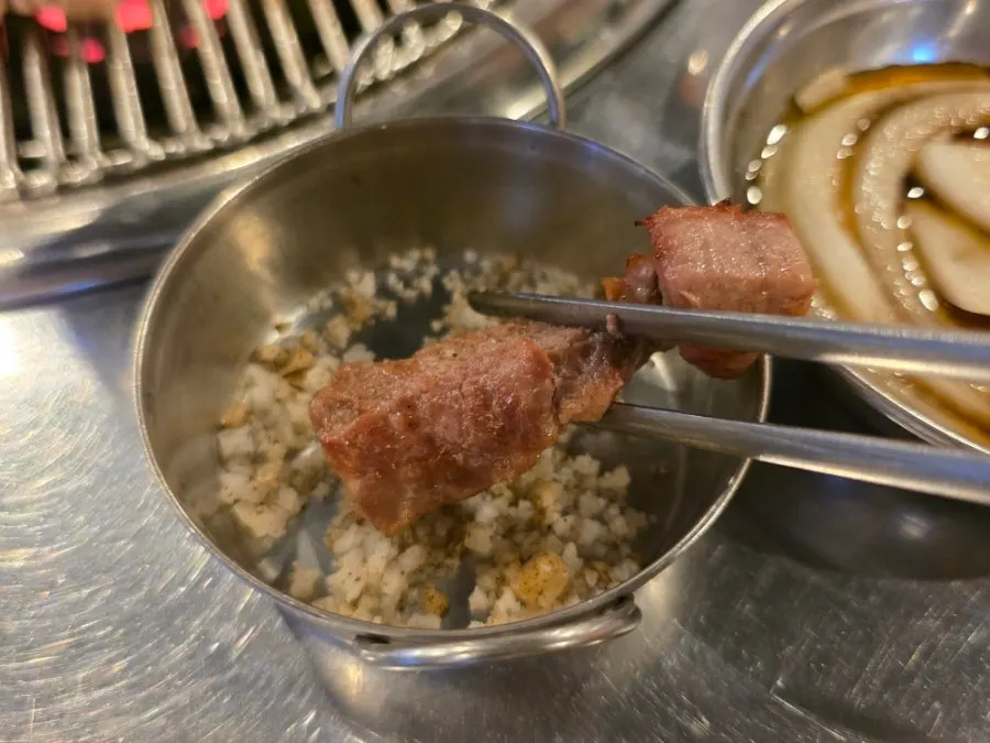 Sliced charcoal-grilled samgyeopsal with juices flowing out