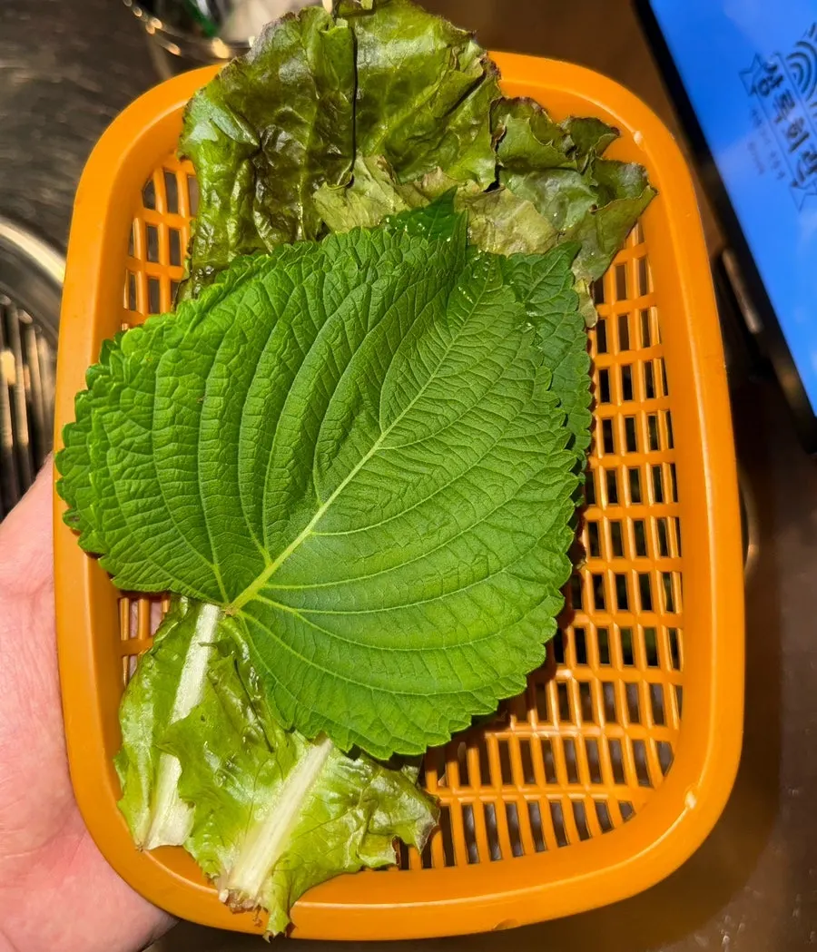 마시멜로우와 기본찬이 놓인 테이블