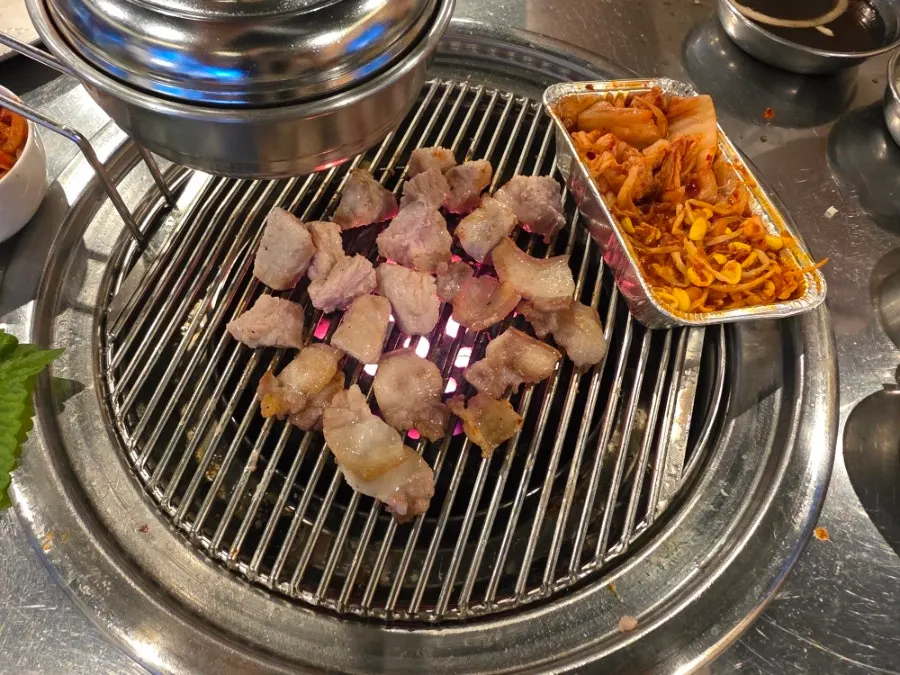 Samgyeop apsal and baebaji-sal grilling over charcoal
